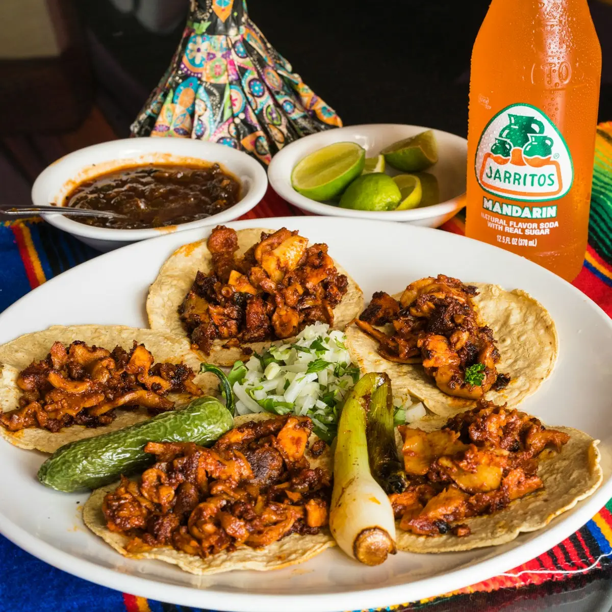 Plato de tacos con chiles toreados y salsa