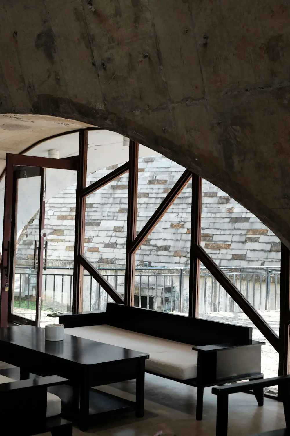 Sala con techo en arco y ventanas geométricas