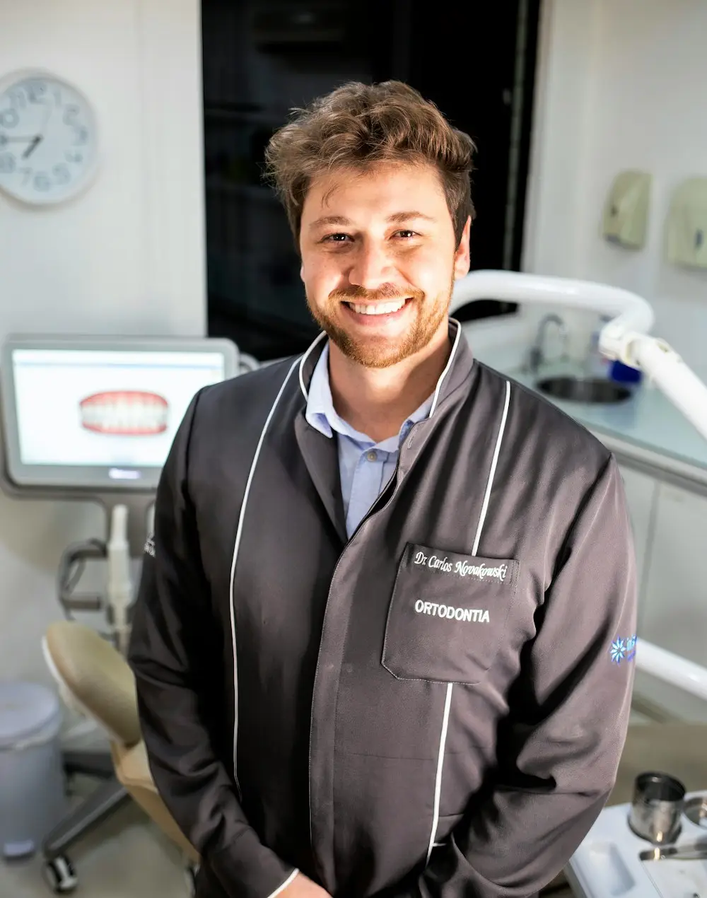 Dentista sonriendo en su consultorio
